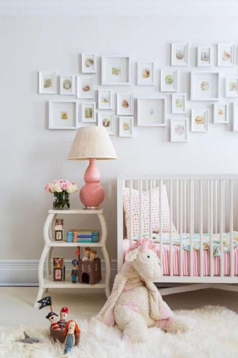 15. Aqui o rosa foi usado em pequenos detalhes e os tons neutros se mantém presente na decoração do quarto de bebê simples e barato com quadrinhos na parede – Foto: HGTV