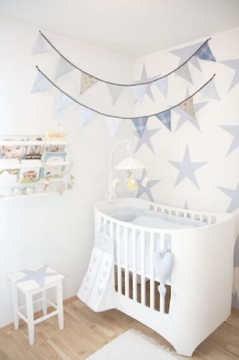 22. Papel de parede de estrelinha e bandeirinhas para decora&ccedil;&atilde;o de quarto de beb&ecirc; simples e barato &ndash; Foto: Nursery Design