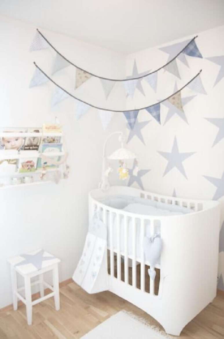 22. Papel de parede de estrelinha e bandeirinhas para decoração de quarto de bebê simples e barato – Foto: Nursery Design