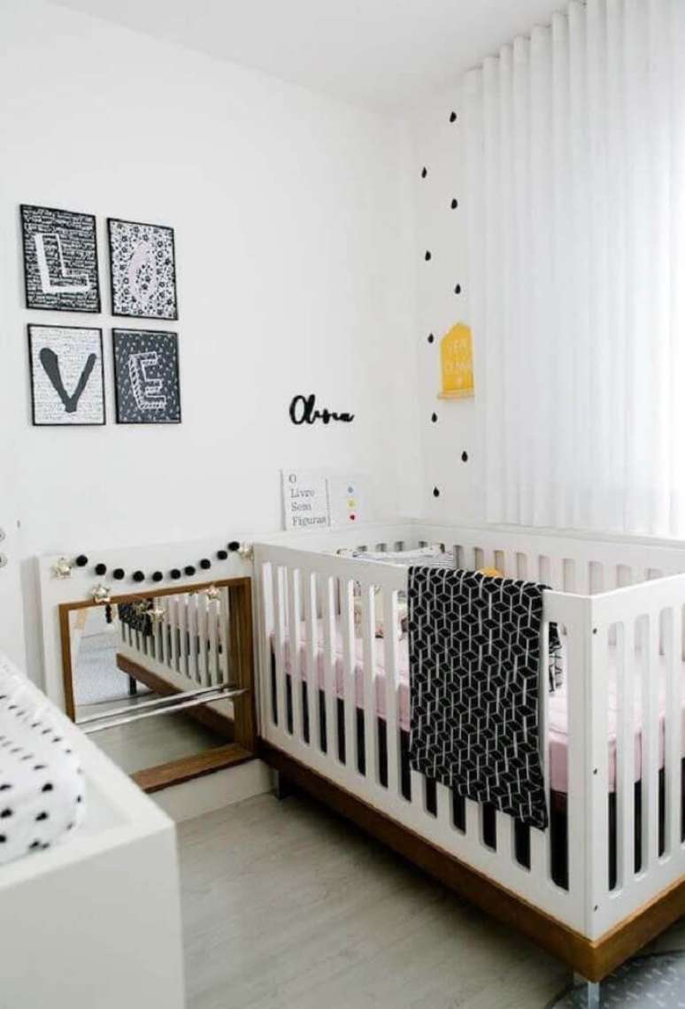 23. Cores claras na decoração junto com detalhes em madeira deixam o quarto de bebê simples e pequeno super aconchegante – Foto: Home Decoo