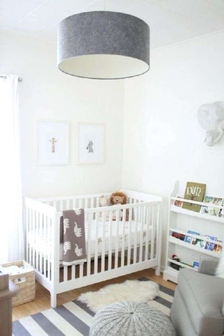 24. O tapete listrado é perfeito para decoração de quarto de bebê simples e pequeno – Foto: Lavictorienne