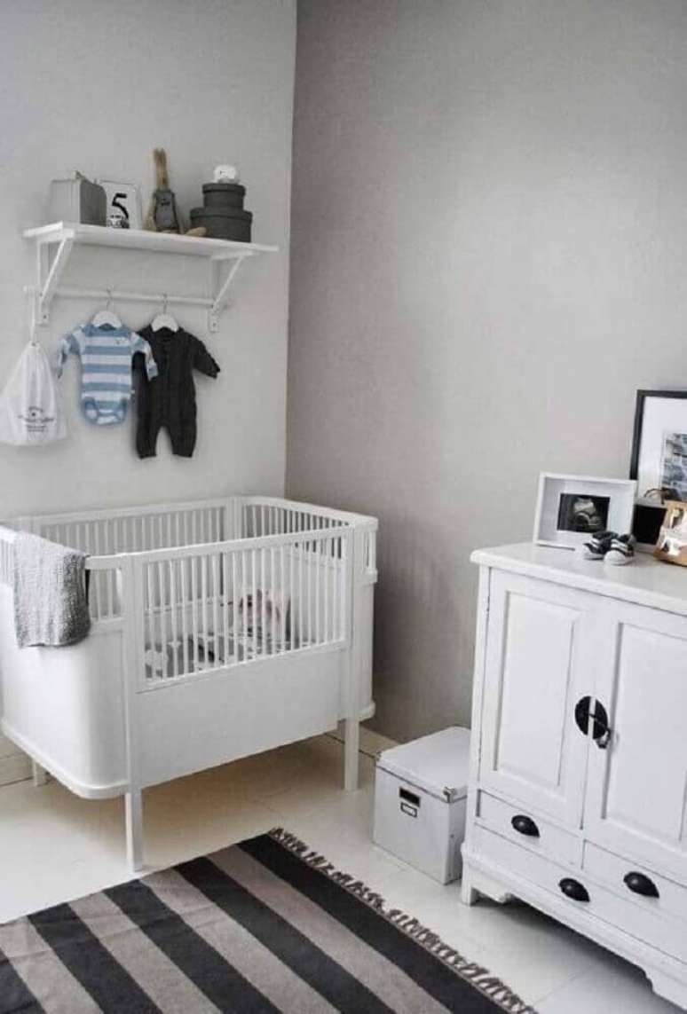 25. Decora&ccedil;&atilde;o para quarto de beb&ecirc; simples e barato com m&oacute;veis brancos e tapete listrado de preto e cinza &ndash; Foto: Home Decoo