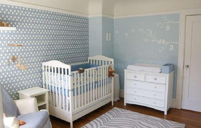 10. Para a decoração de quarto de bebê masculino simples você pode usar a cor azul em vários detalhes – Foto: Decoist