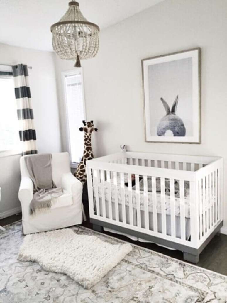 9. Decoração moderna para quarto de bebê simples decorado com girafa de pelúcia – Foto: Pinterest