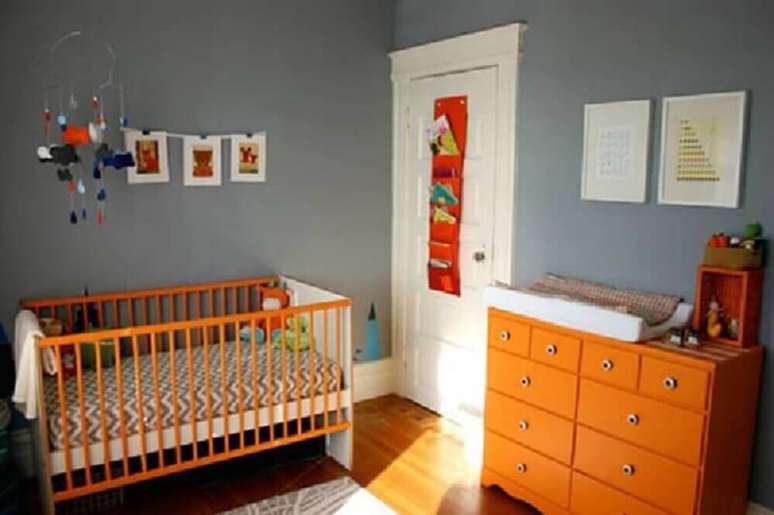 2. Decoração para quarto de bebê simples com paredes cinza e móveis pintados de laranja – Foto: Mami e Mais