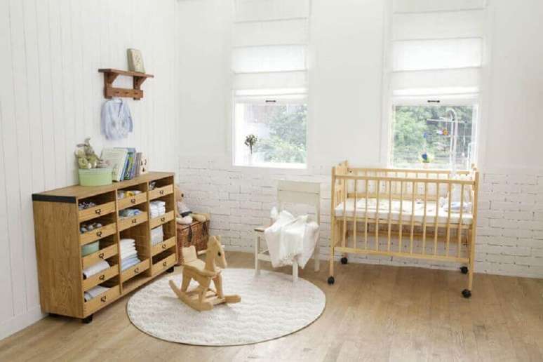 28. Decoração de quarto de bebê simples e barato com móveis de madeira e tapete redondo – Foto: When In Man Old Man