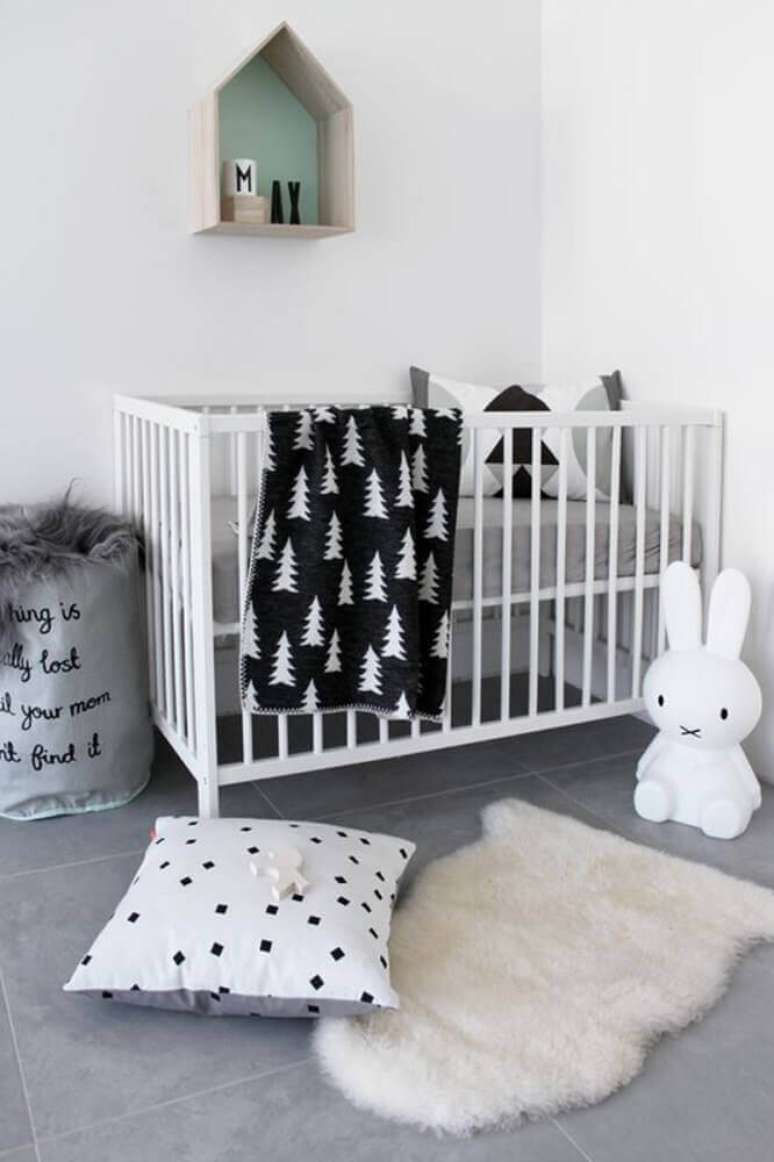 29. Decora&ccedil;&atilde;o escandinava para quarto de beb&ecirc; simples e barato com nicho em formato de casinha e lumin&aacute;ria de bichinho &ndash; Foto Fresh Design Pedia