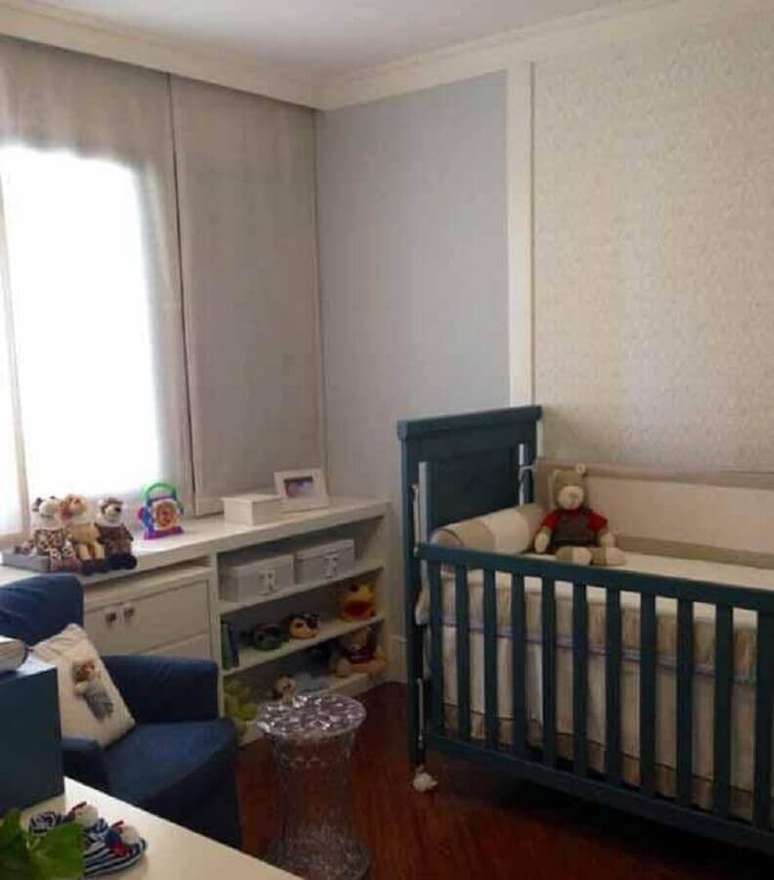 33. Decoração para quarto de bebê masculino simples com berço e poltrona azul – Foto: Revista VD