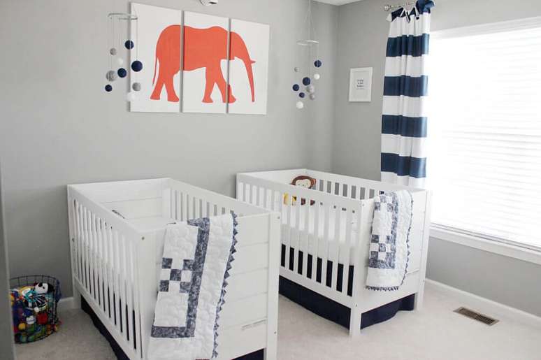 37. Decoração para quarto de bebê masculino de gêmeos com cortina listrada e berços branco – Foto: Project Nursery