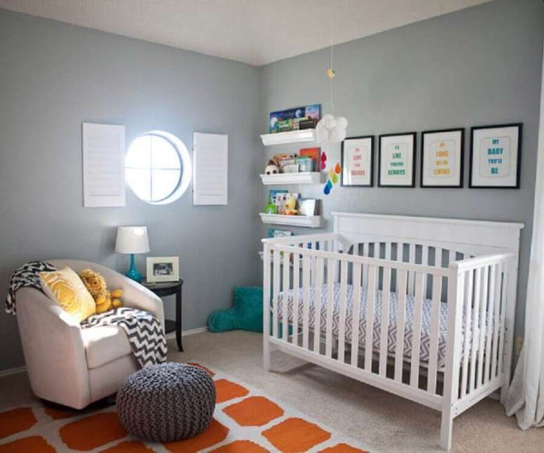 8. Decoração de quarto de bebê masculino simples em tons de cinza e laranja – Foto: Acrossee