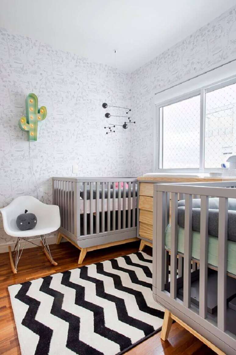 41. Decoração para quarto de bebê simples com luminária de cacto e tapete listrado branco e preto – Foto: Pinterest