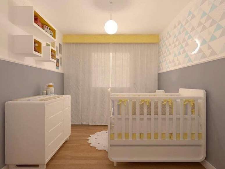 42. Quarto de bebê simples e barato decorado com móveis brancos e papel de parede com estampa geométrica em tons pastéis – Foto: Lu Boschi Design de Interiores