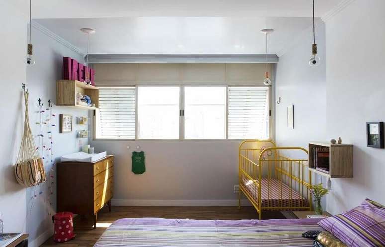 43. Decoração para quarto de bebê simples e barato com berço amarelo e cômoda de madeira – Foto: Viva Decora
