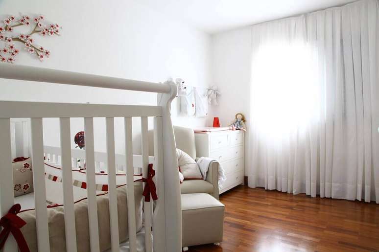 3. Decoração para quarto de bebê simples todo branco com piso de madeira – Foto: Anna Paula Moraes