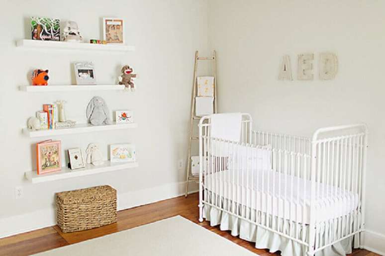 6. Utilize nichos e prateleiras para a decoração e organização do quarto de bebê simples e pequeno – Foto: The Little Umbrella