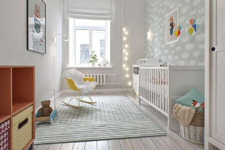 46. Linda decoração com estilo moderno para quarto de bebê simples com papel de parede e luzinhas na decoração – Foto: Pinterest