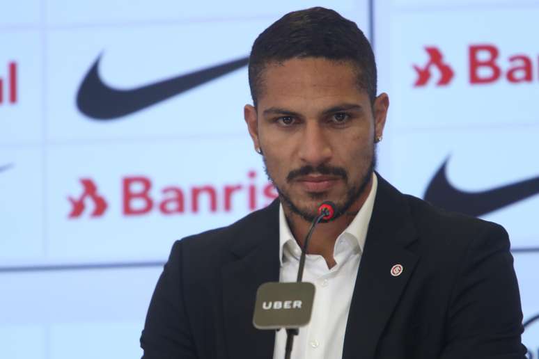 Paolo Guerrero durante sua apresentação no Internacional no dia 15 de agosto