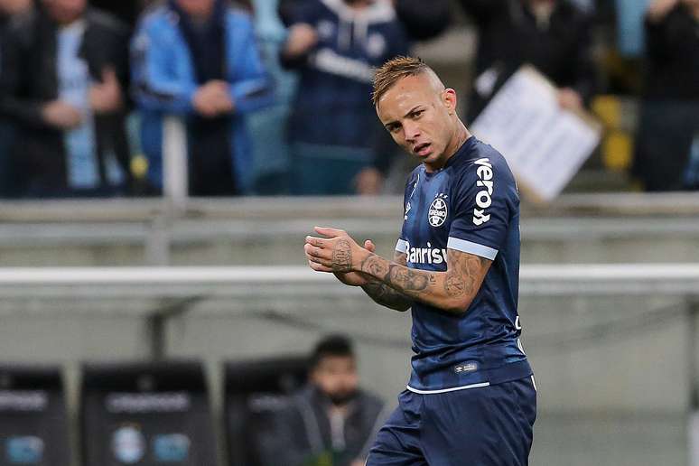 Everton comemora o gol do Gr&ecirc;mio