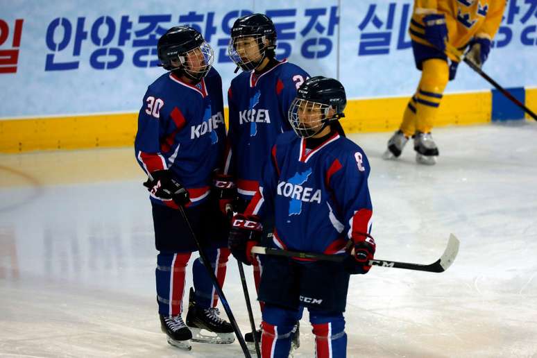 Time de hockey feminino das Coreias em amistoso preparatório para as Olimpíadas de Inverno, que disputaram com equipe unificada