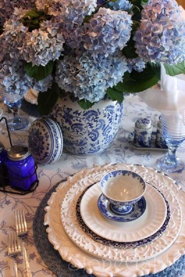 21. Linda mesa decorada em tons de azul e branco