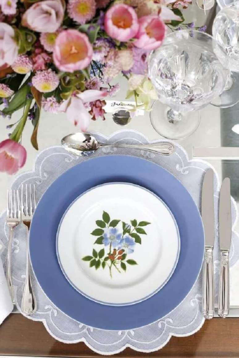 8. Modelo de sousplat de tecido super delicado para decoração de mesa em tons de azul e branco