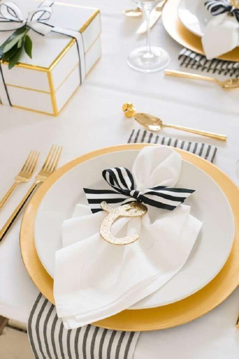 41. Decoração de mesa com inspiração navy em tons de dourado, branco e azul marinho