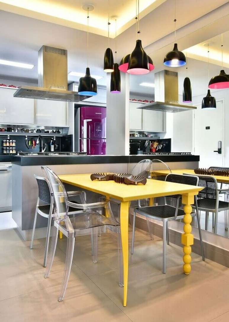 30- Modelo de mesa para sala de jantar divide cozinha integrada da sala. Fonte: Move Móvel