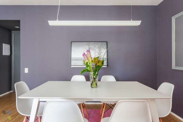 32–Mesa para sala de jantar quadrada e cadeiras em estilo moderno. Projeto: Carol Tasiro