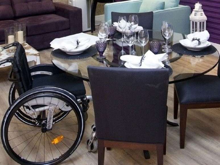 22- Mesa de jantar com acessibilidade transforma o ambiente mais convidativo e acolhedor