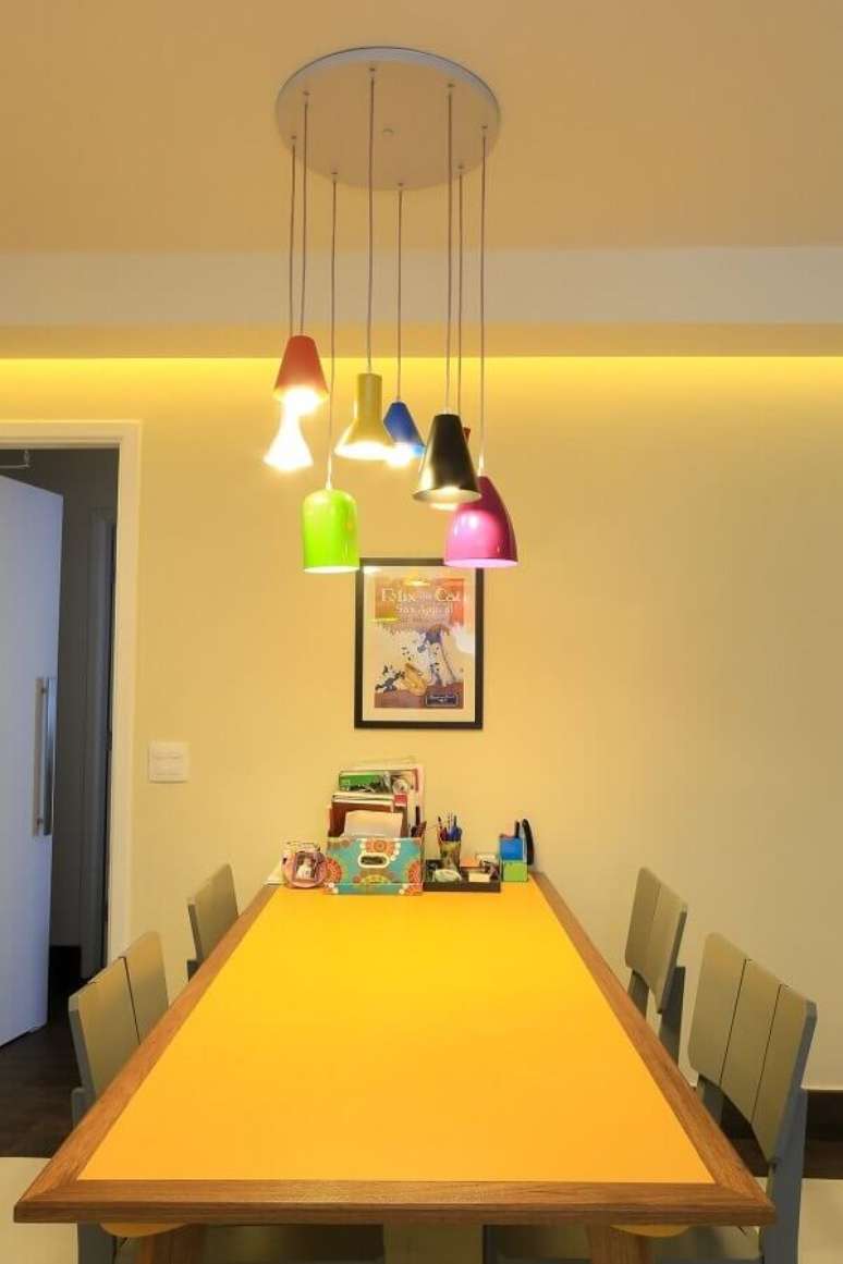 38 – Mesa para sala de jantar retangular estreita é  ótima para ambientes compridos. Fonte: Move Móvel