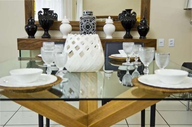 11- Mesa para sala de jantar com pe&ccedil;a em madeira e tampo de vidro