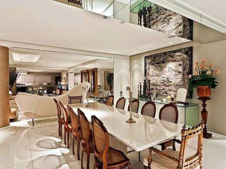 56 – Mesa para sala de jantar com tampo em granito em ambiente amplo. Fonte: SA Martins – Marmoraria