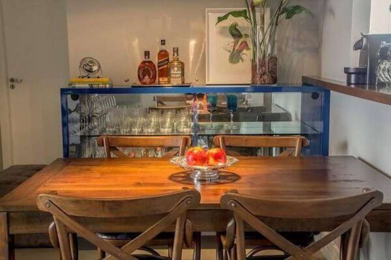 41- Mesa para sala de jantar e jogo de cadeiras r&uacute;sticas em madeira natural. Fonte: Bloco z Arquitetura