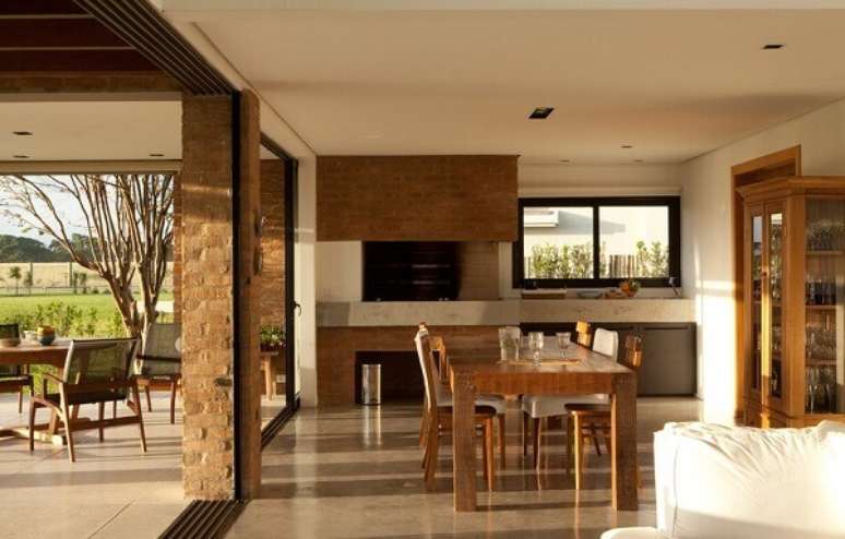 20- As mesas de madeira para sala de jantar garantem um ambiente charmoso e sofisticado