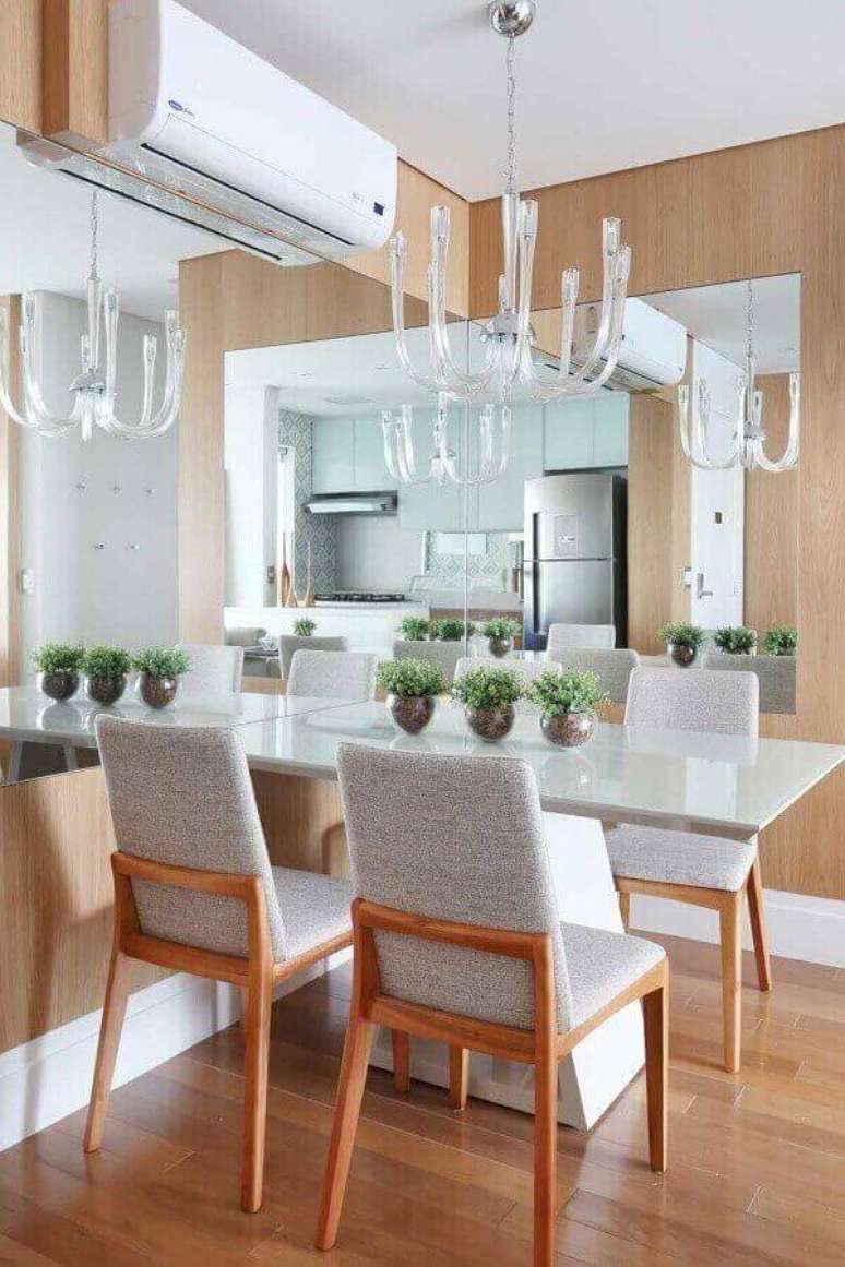 49 &ndash; A mesa para sala de jantar laqueada em branco tem a base com madeira natural. Fonte: Pinterest