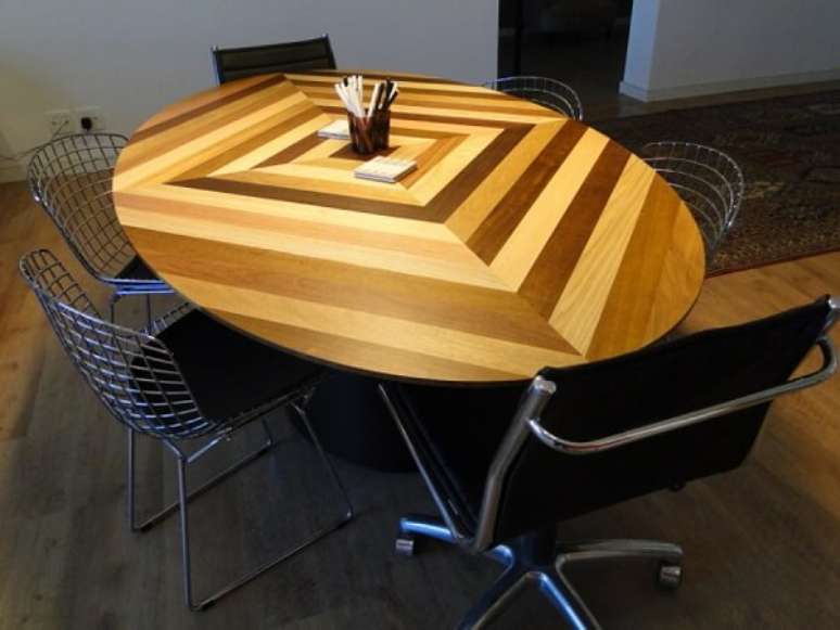 29- Mesa para sala de jantar com diferentes tons de madeira