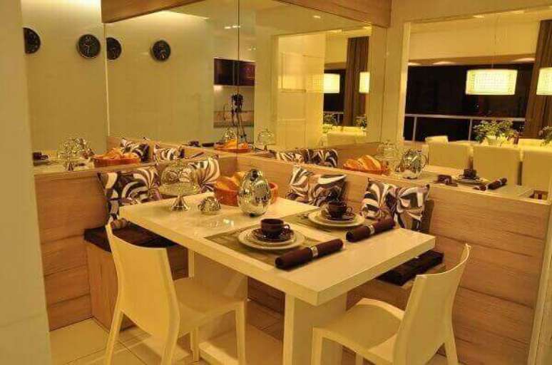52- A mesa para sala de jantar retangular aproveita todos os cantos do ambiente. Fonte: Ana Cinthia Lopes