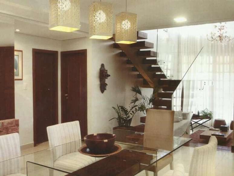 8 &ndash;Mesa para sala de jantar em vidro transparente aumenta a sensa&ccedil;&atilde;o de amplitude