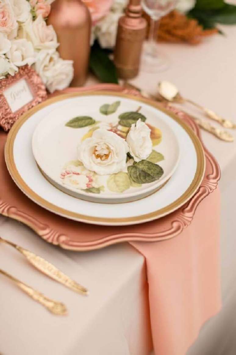 42. Linda inspiração para mesa decorada com detalhes românticos com prato estampado com flores e sousplat rosa antigo