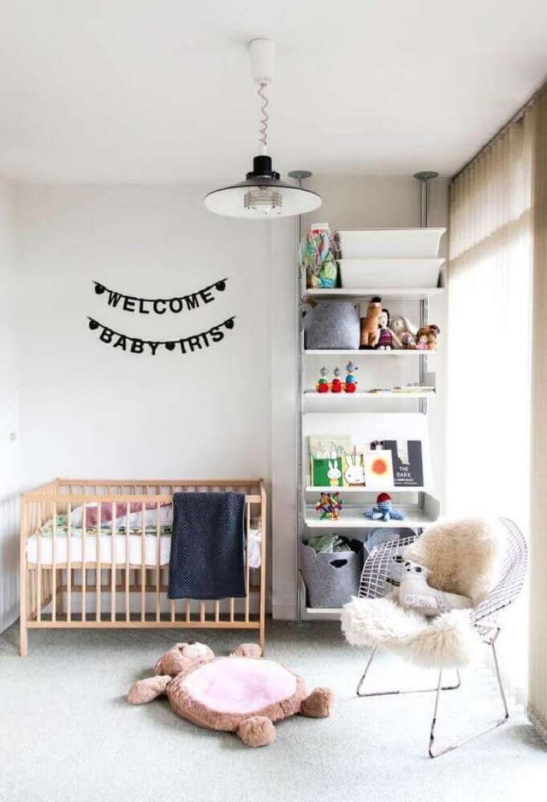 48. Decoração minimalista para quarto de bebê simples e pequeno decorado com poltrona moderna e berço de madeira – Foto: Home Decoo
