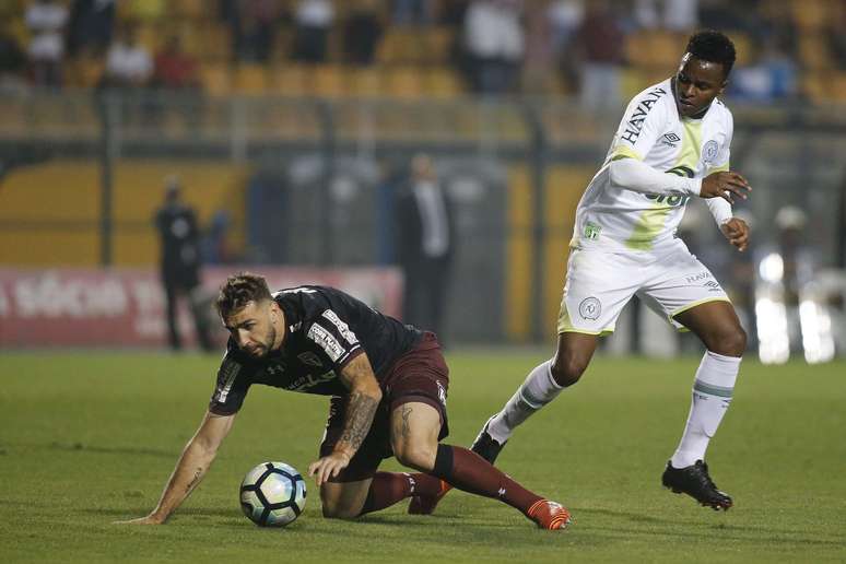 Moisés Ribeiro, da Chapecoense, marca Lucas Pratto, do São Paulo, em partida válida pelo Campeonato Brasileiro 2017