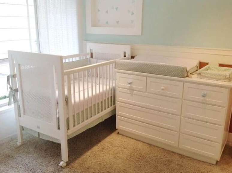 52. Móveis brancos são perfeitos para decorar o quarto de bebê simples e pequeno – Foto: Lucia Tacla