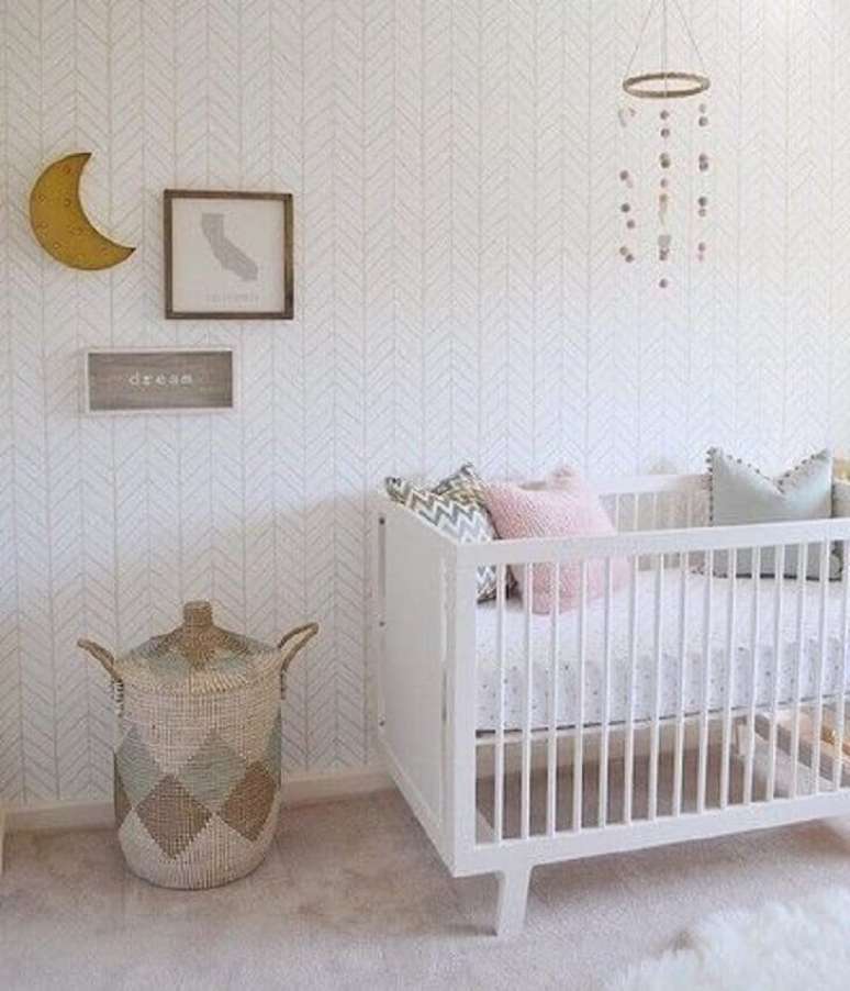 54. Decoração super delicada para quarto de bebê feminino simples e barato com móbile, papel de parede e berço branco – Foto: Project Nursery