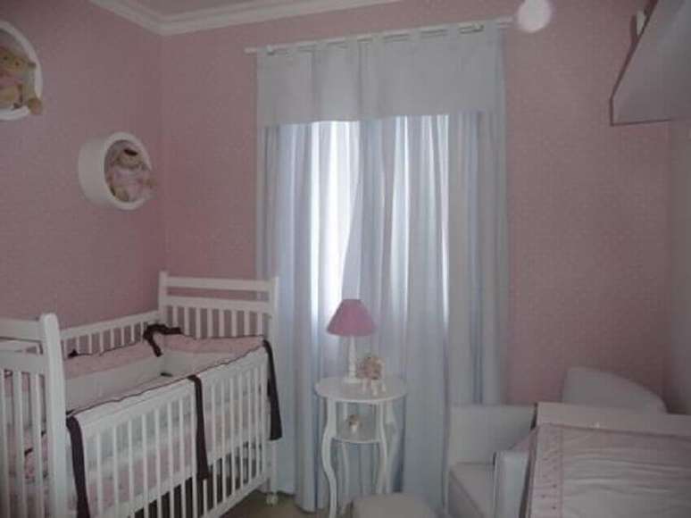 13. Nichos são itens baratos e perfeitos para incrementar a decoração de quarto de bebê simples e barato – Foto: Carla Teles Vaz