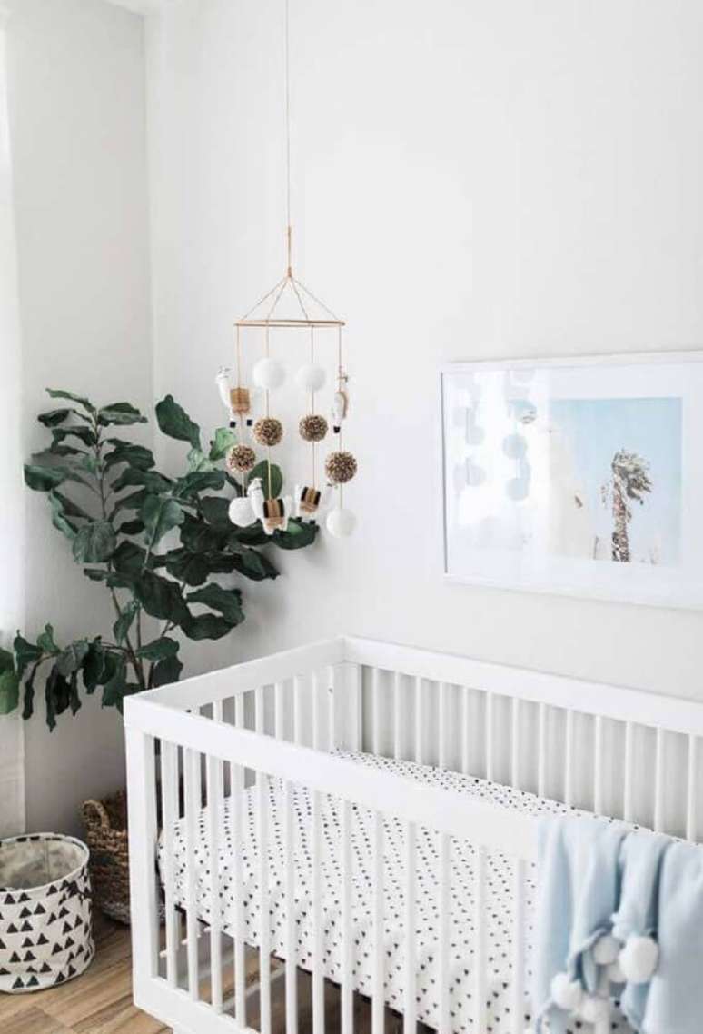 57. Decoração moderna e minimalista para quarto de bebê simples e barato com vasos de plantas, tons neutros e móbile sobre o berço – Foto: Home Decoo