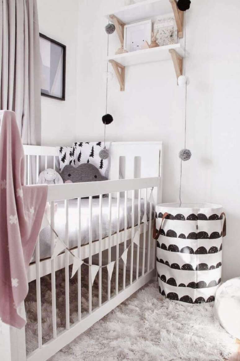 59. Quarto de bebê feminino simples e barato decorado com prateleiras brancas e varal de bandeirinhas ao lado do berço – Foto: Boho Deco Chic