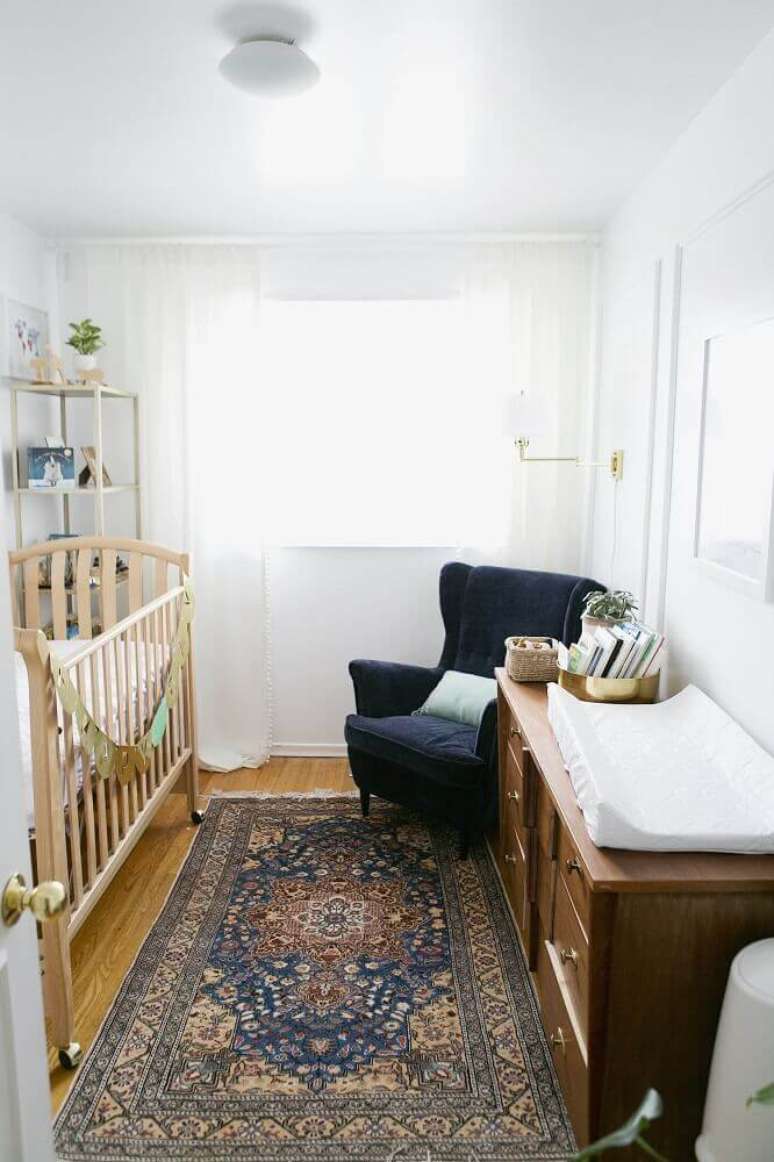 55. Quarto de bebê simples e pequeno decorado com berço e cômoda de madeira – Foto: Apartment Therapy