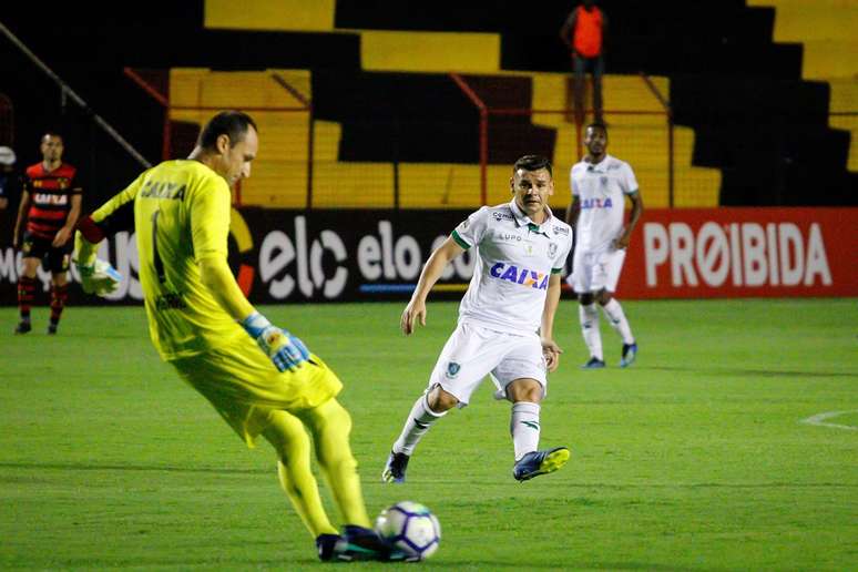 Magr&atilde;o chuta a bola pelo Sport