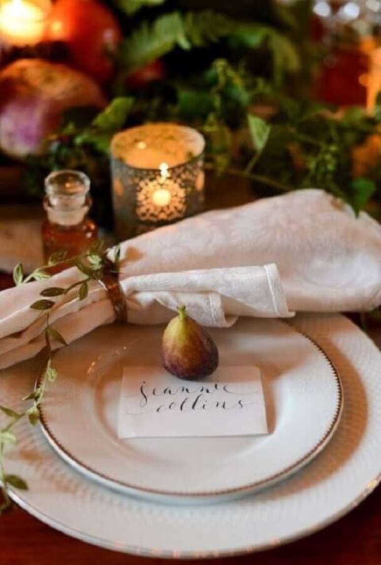 65. Sousplat branco com prato branco