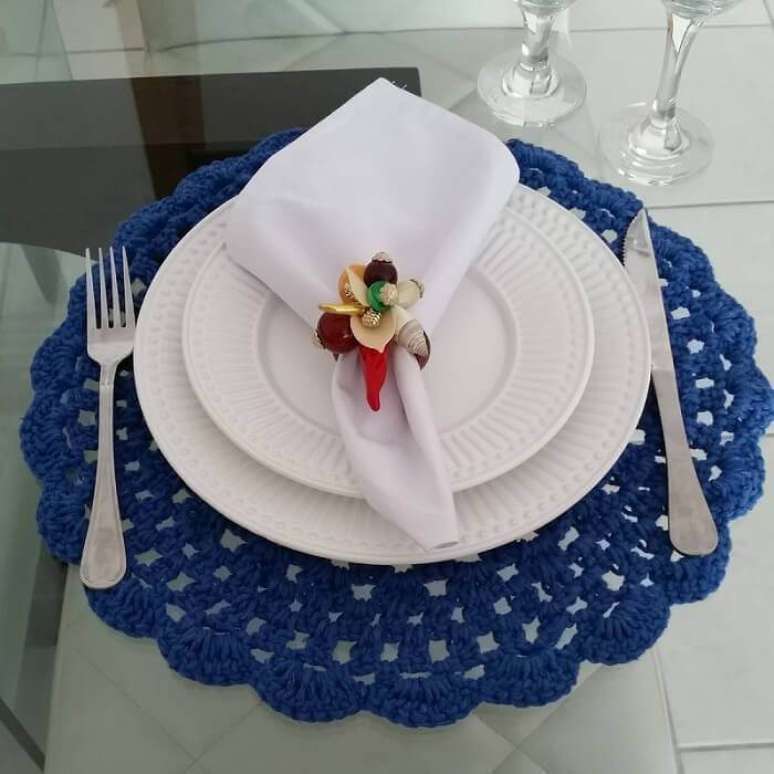 51. Como os pratos são brancos, o sousplat azul dá um toque de cor à mesa